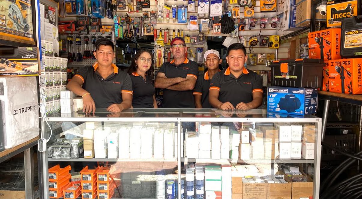 Equipo de Cotsur en la tienda de Santa Lucía Cotzumalguapa